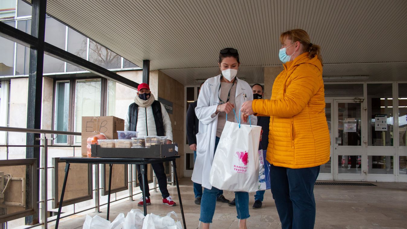 „Édes” gesztus: a Debreceni Karitatív Testület ismét a Kenézybe látogatott