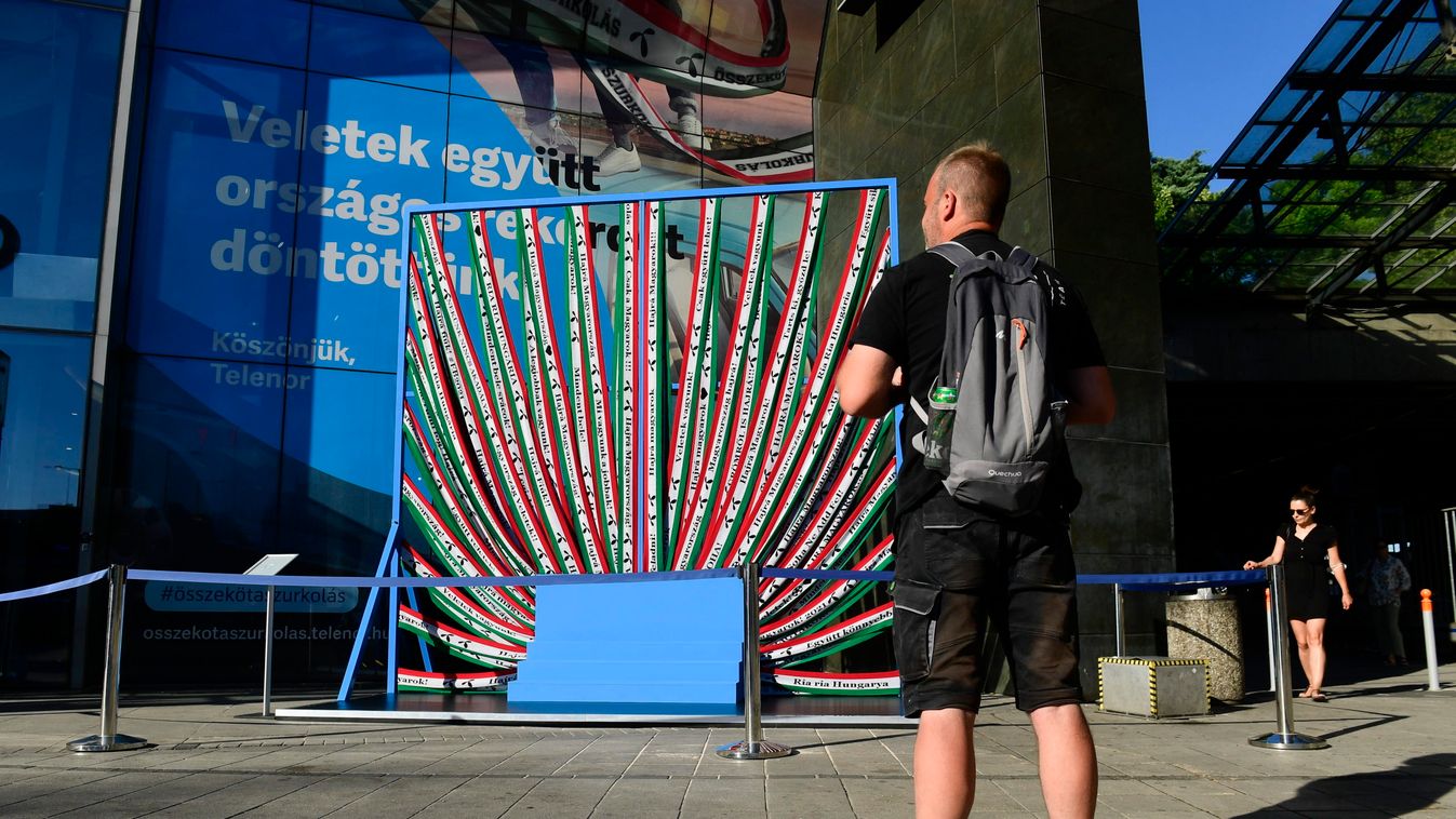 Elkészült az ország leghosszabb szurkolói sálja, debreceniek is írtak rá üzenetet
