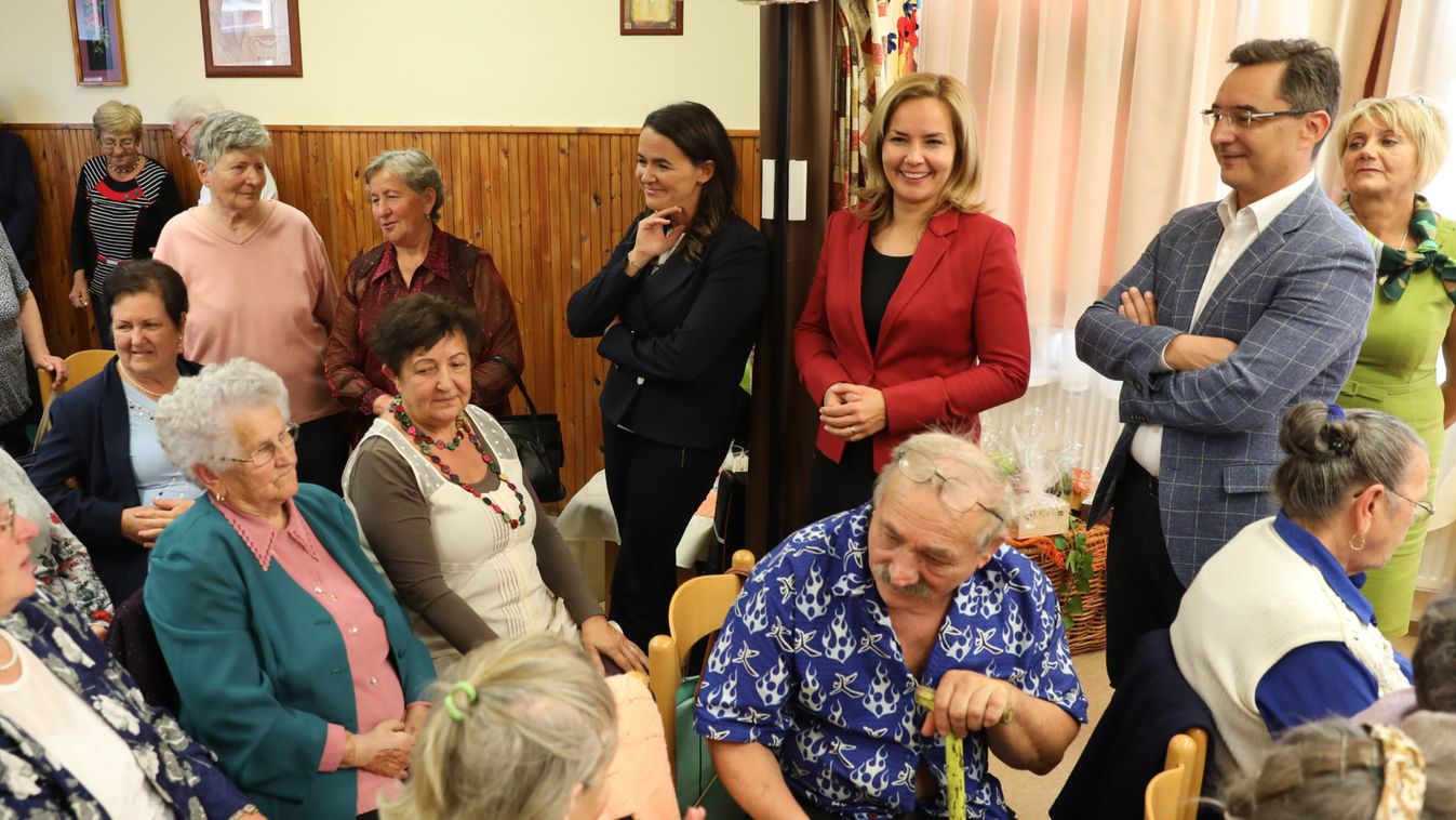 Novák Katalin személyesen vitte el a jó hírt a debreceni nyugdíjasoknak