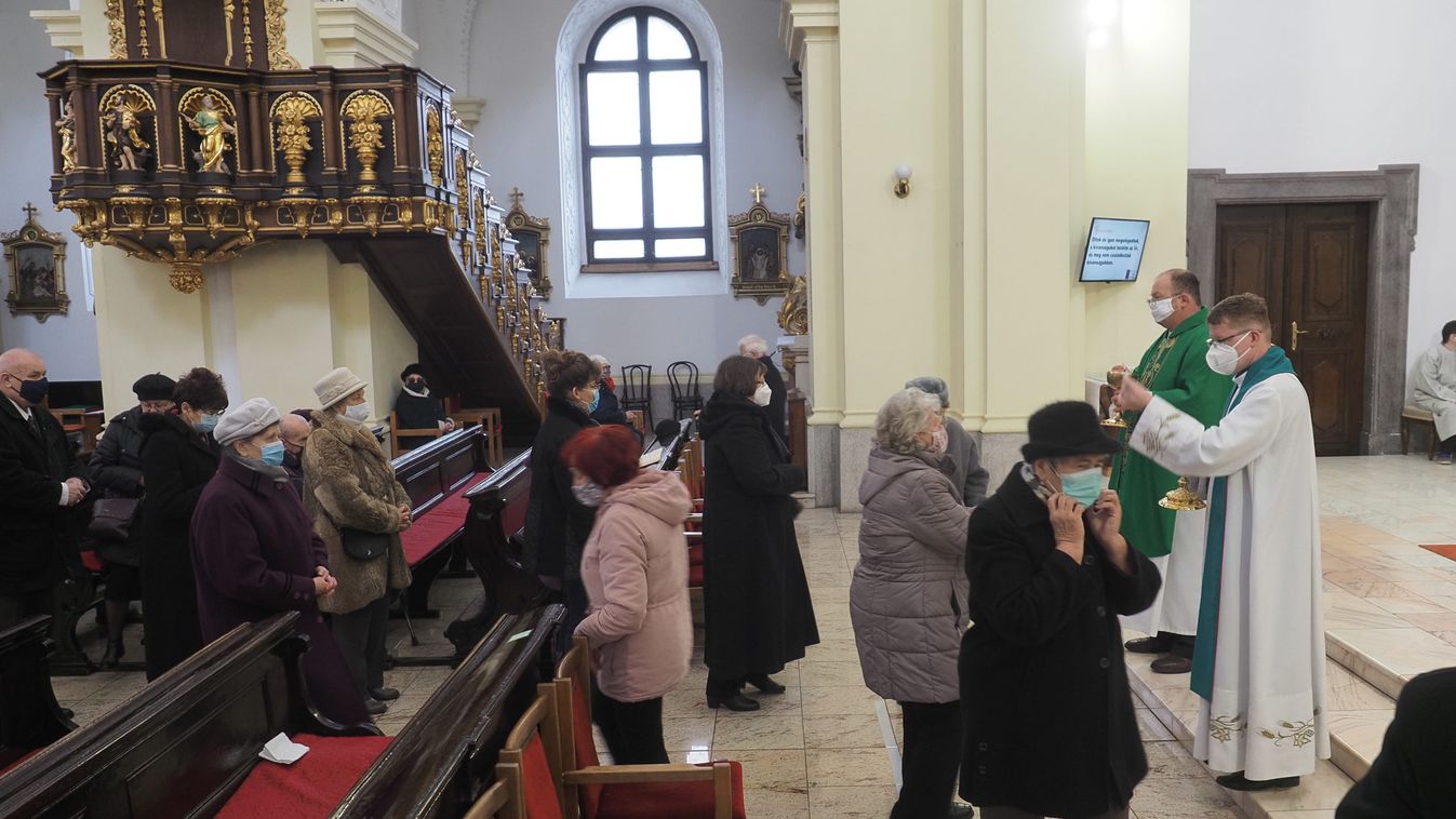 Házaspárokat áldottak meg a Szent Anna-székesegyházban