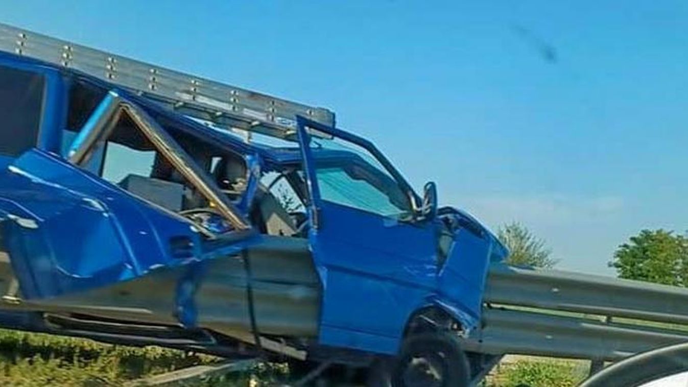 Felnyársalt a szalagkorlát egy autót, drámai baleset az M4-esen