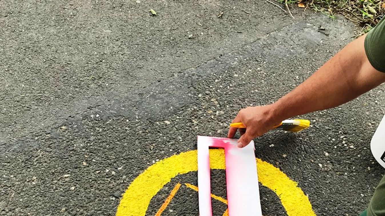 Piktogramok jelentek meg Püspökladány utcáin