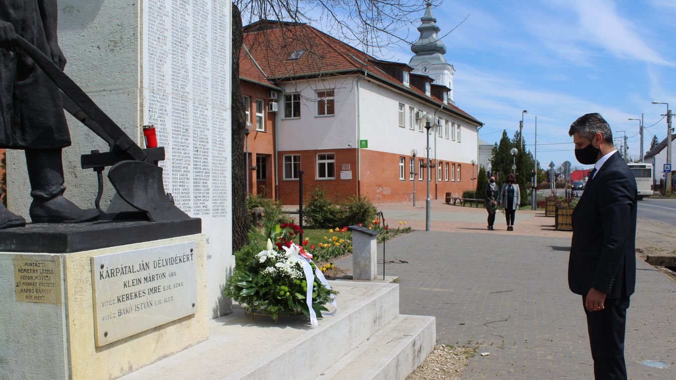 Hajdúsámsonban az I. és II. világháború áldozataira emlékeztek