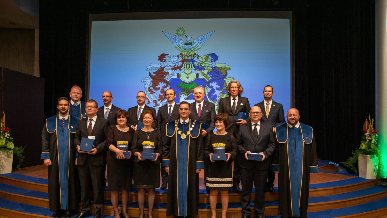 Tizenketten vehették át Debrecen díjait az október 23-i ünnepi közgyűlésen
