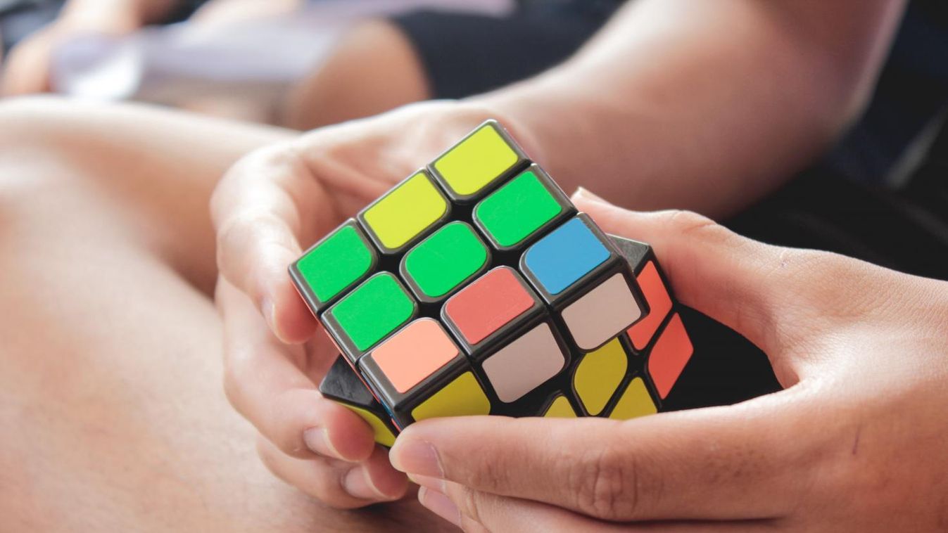 Lábbal döntik meg a Rubik-kocka kirakásának világcsúcsát (videó)