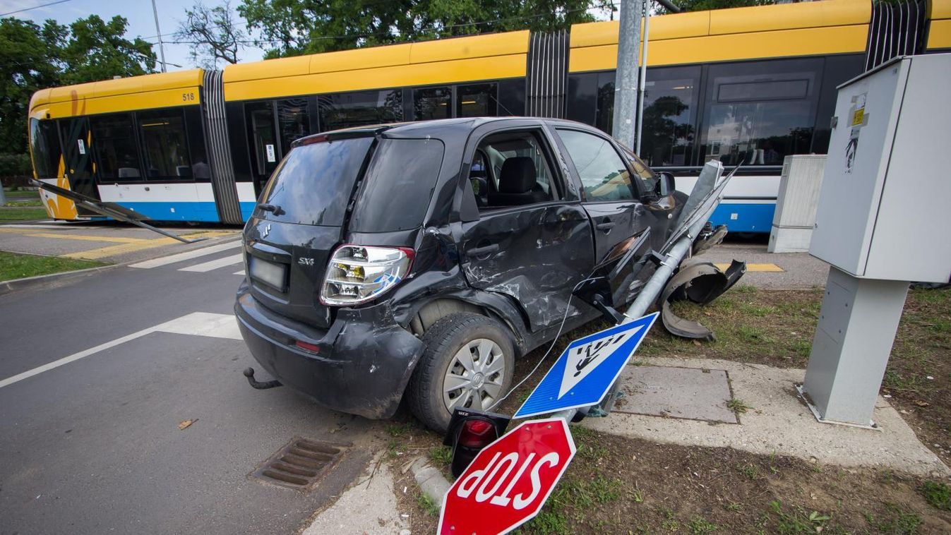 Baleset nehezítette a 2-es villamos közlekedését