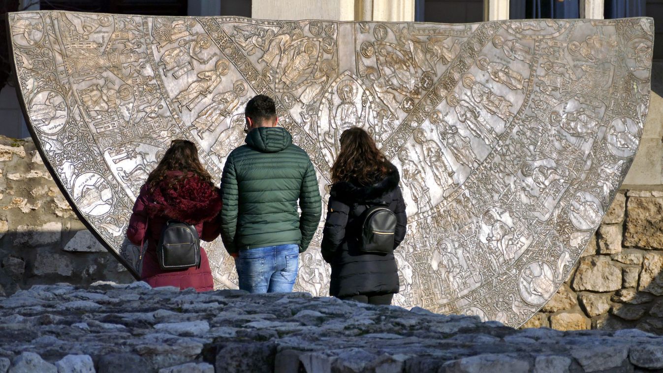Aukción a Nemzeti Múzeumé lett a koronázási palást egy darabja