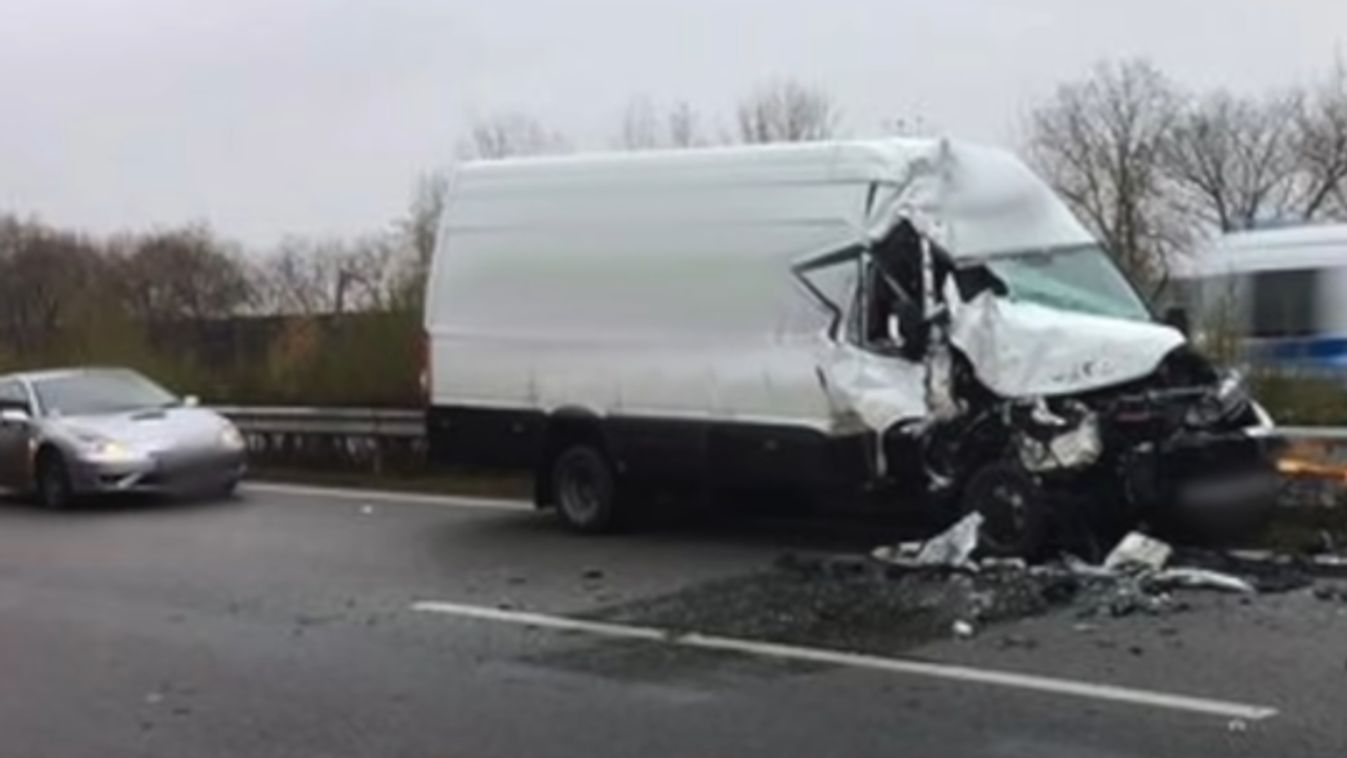 Vérfagyasztó videó: szinte horzsolta a sofőrt a kamionba csapódó furgon az M5-ösön