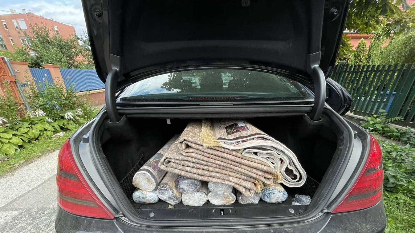 Szőnyeget és párnát szerettek volna eladni, most kifosztásért kell felelniük