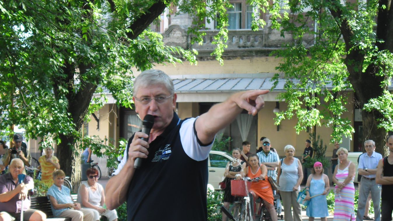 Utcai harcokat vizionál Gyurcsány 2022-re