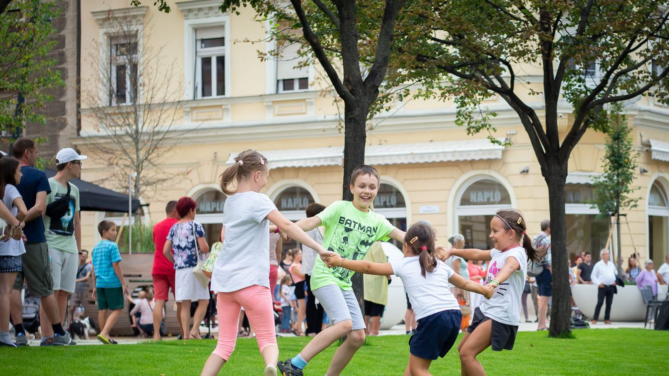 Birtokba vette a megújult Dósa nádor teret és Csapó utcát a nagyközönség