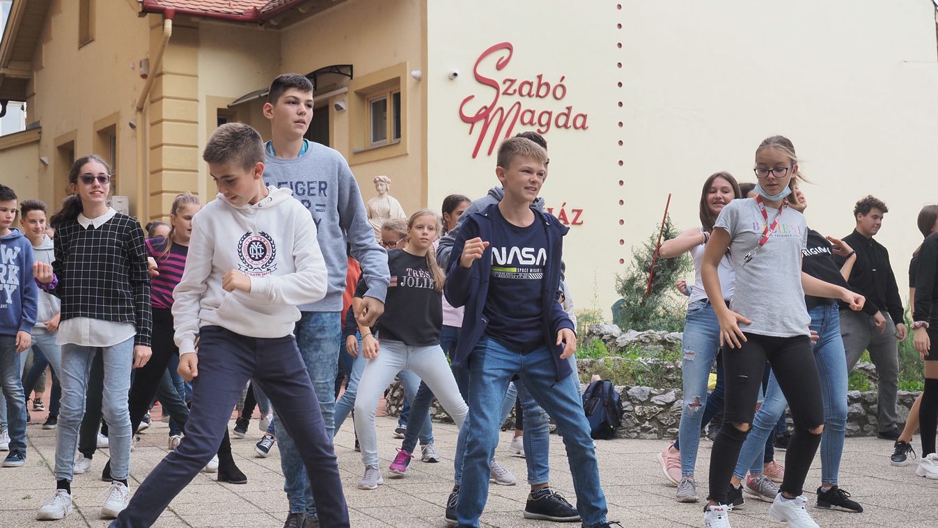 Közös tánccal emlékeztek Szabó Magdára Debrecenben