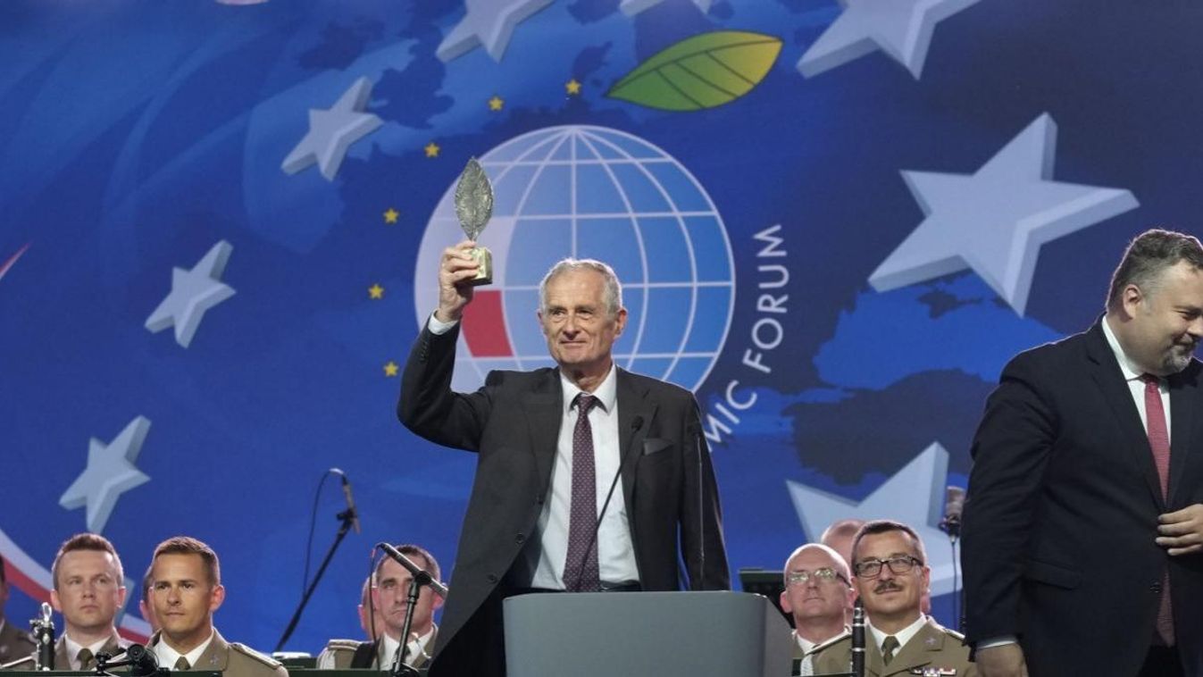 Magyar irodalomtörténész kapott díjat a közép-európai Davos gálaestjén