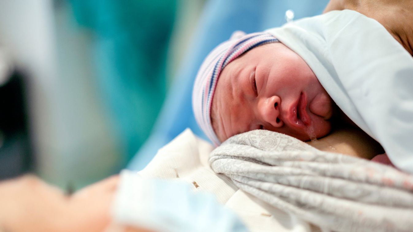 Lélegeztetőre kapcsolva, altatásban szült Kitti – Sosem vehette kezébe a kis Zentét