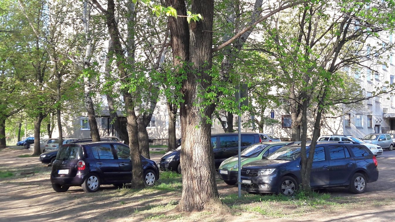 A Föld napján is sok autó parkol a zöldterületeken