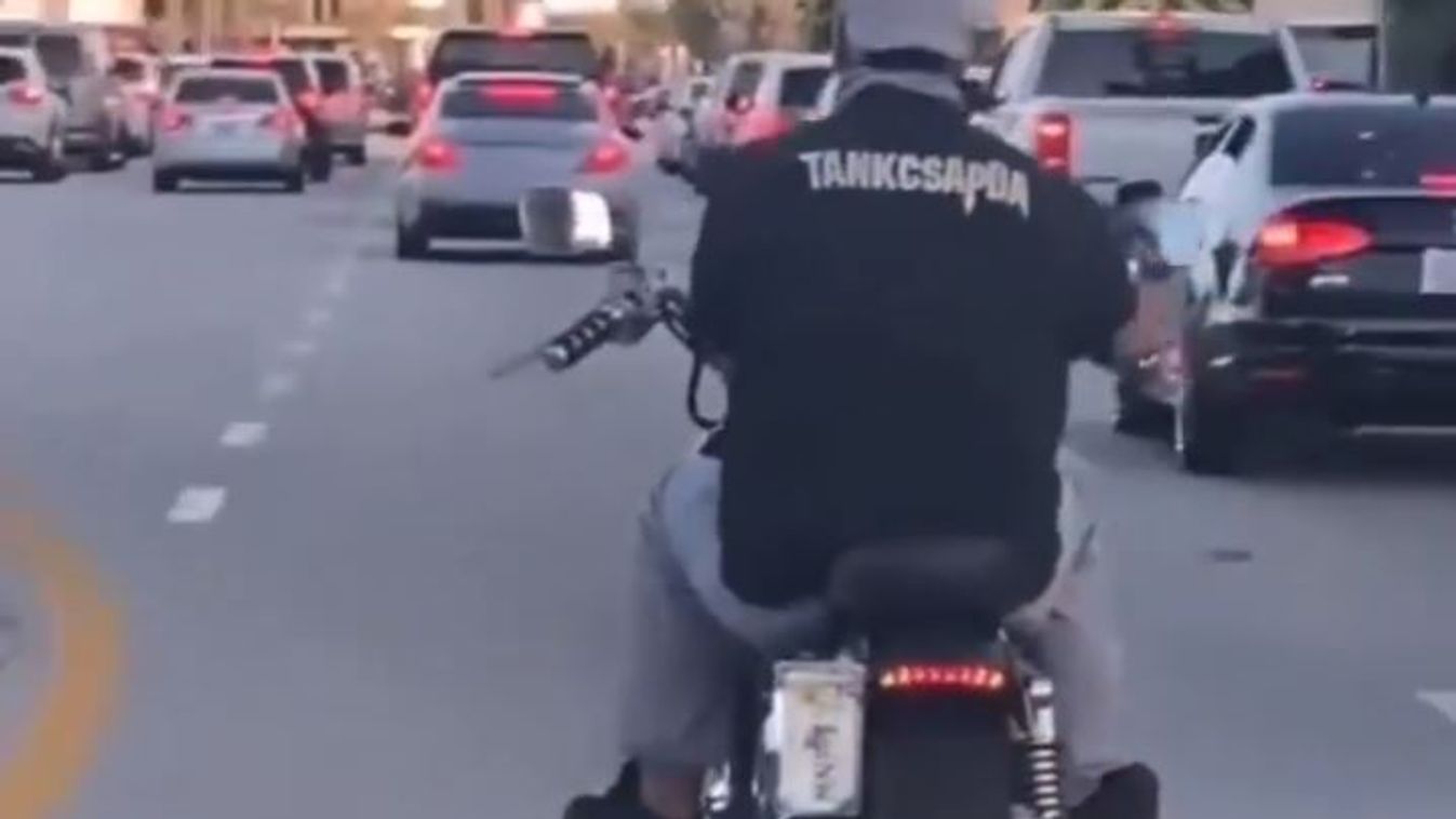 Semmi különös, csak egy Tankcsapda-pólós motoros Floridában – videó