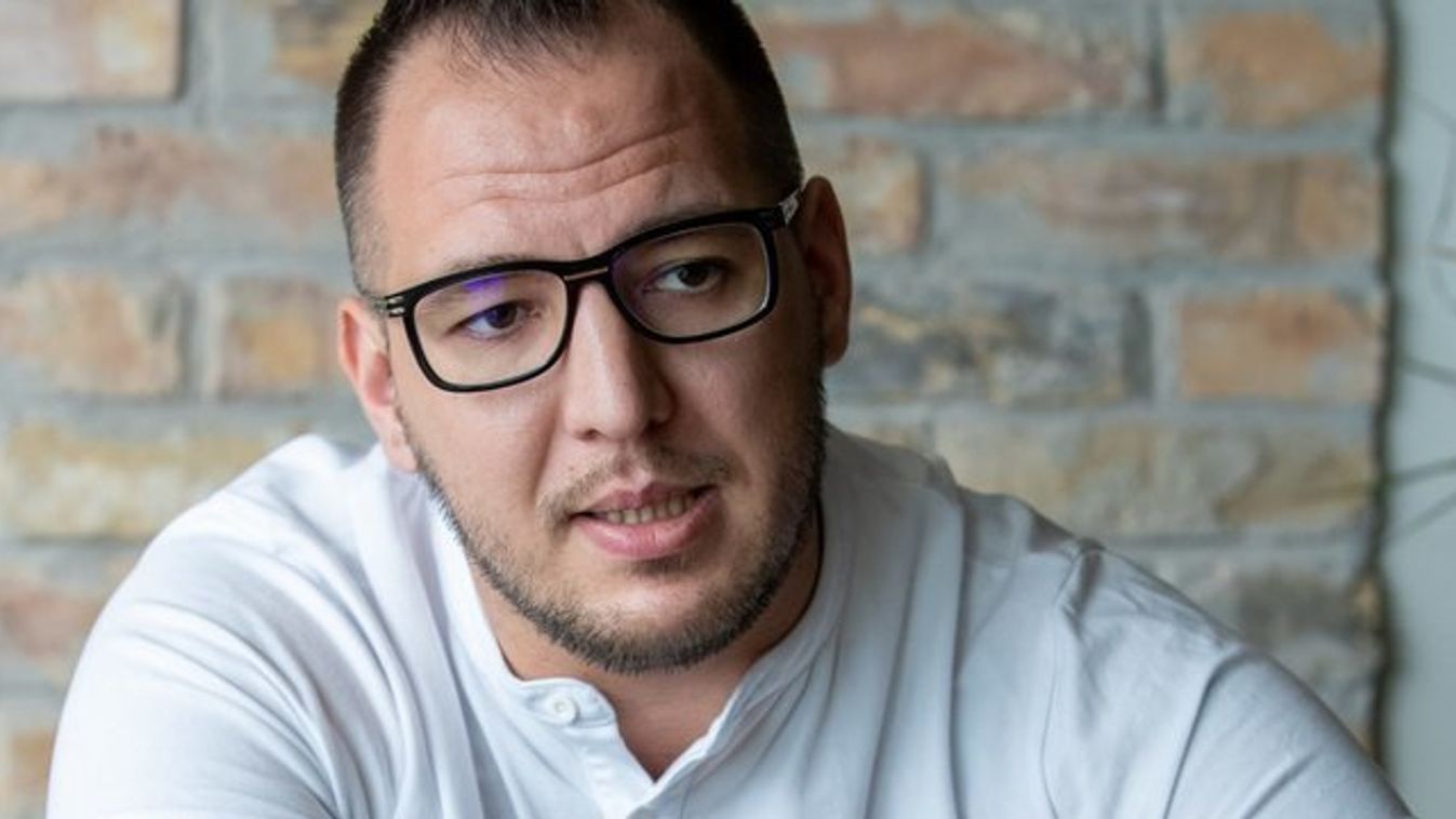 Megtörte a csendet Curtis: először szólalt meg bátyja letartóztatás óta