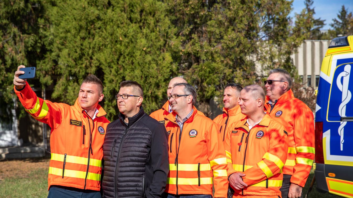 Ismét találkozott megmentőivel a Nagyerdei Stadionban újraélesztett férfi