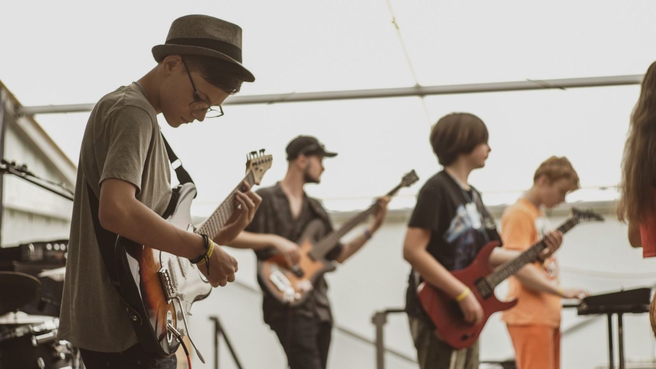 Hangszerkiállítással és tehetségkutatóval bővül a Gitármánia Tábor
