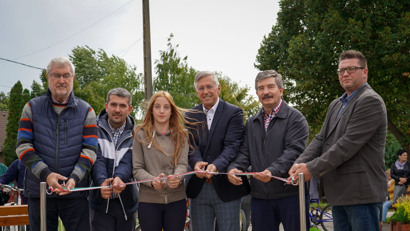 Újabb kerékpárútszakaszt adtak át Berettyóújfaluban, Szentmártonban főtér is épült