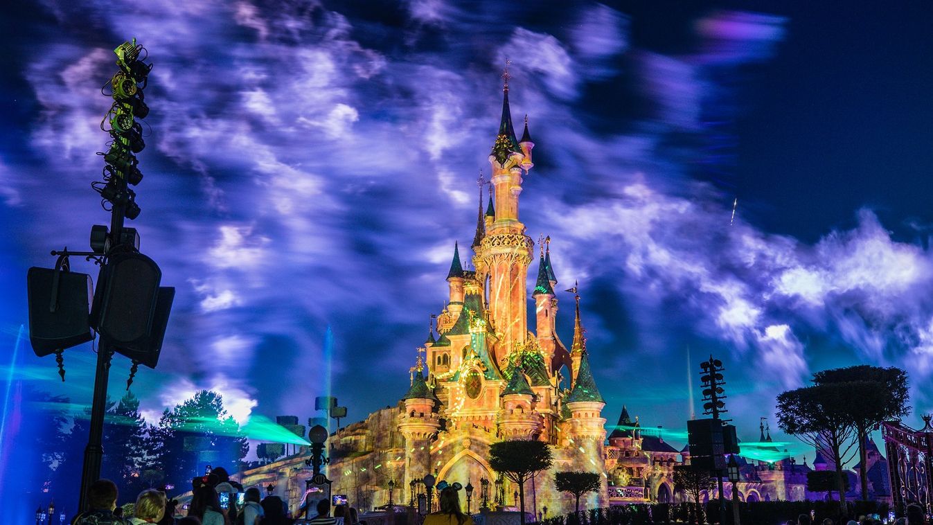 Július 15-től fokozatosan újranyílik Disneyland
