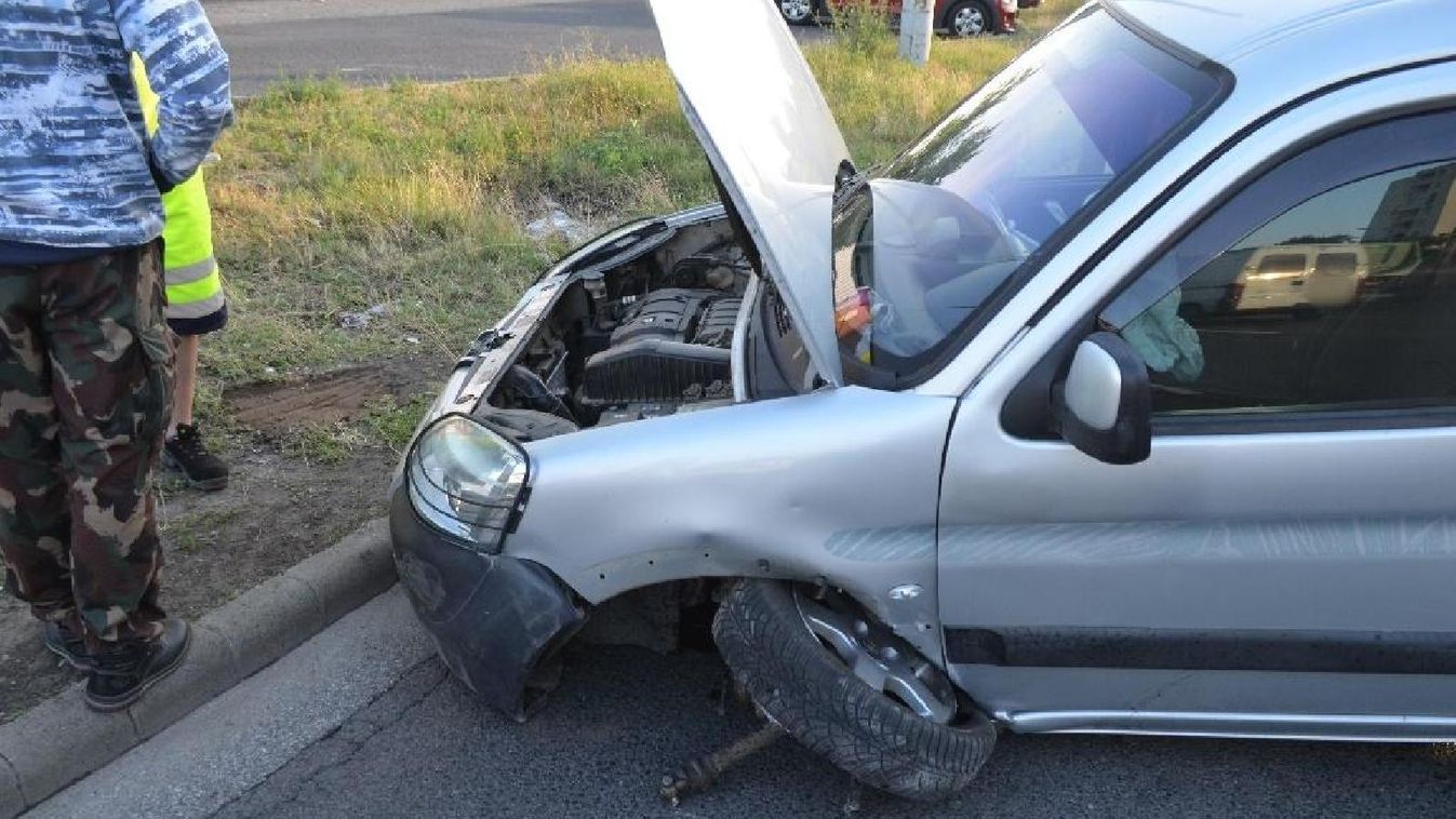 Büntetőfékező miatt ütközött betonfalnak egy autó