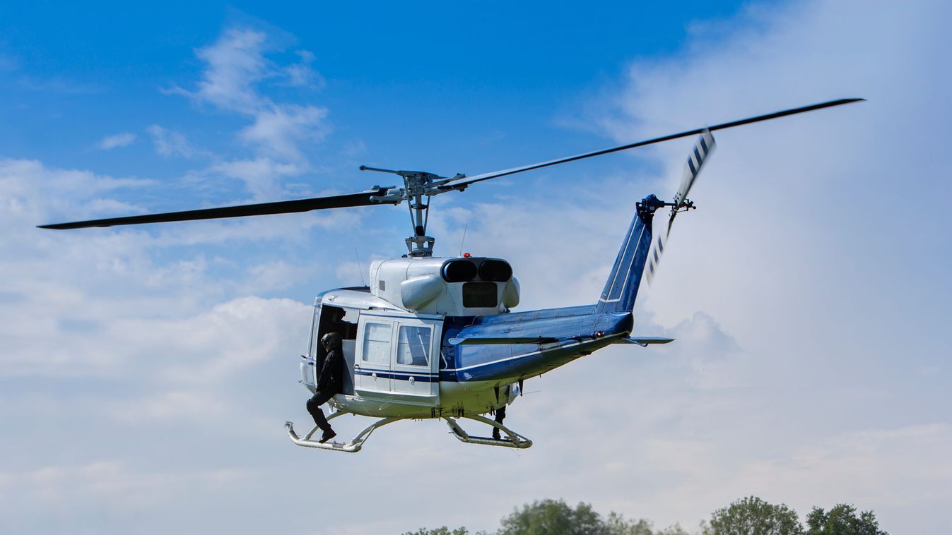 40 méter magasan szálló helikopterből ugrott a tengerbe (videó)
