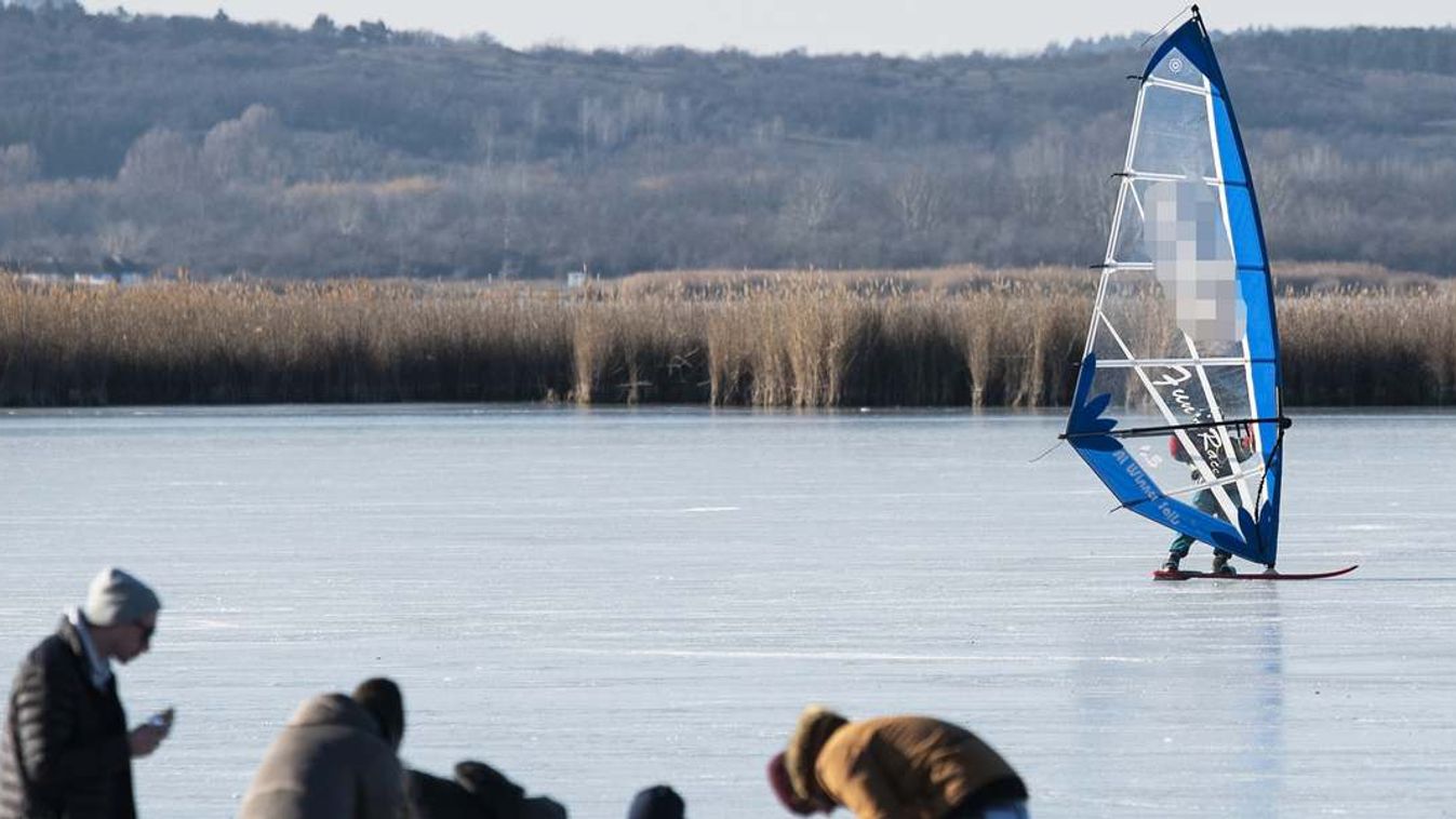 A Velencei tónál sem bírnak magukkal az emberek – rendőrök terelték le a korcsolyázókat a jégről