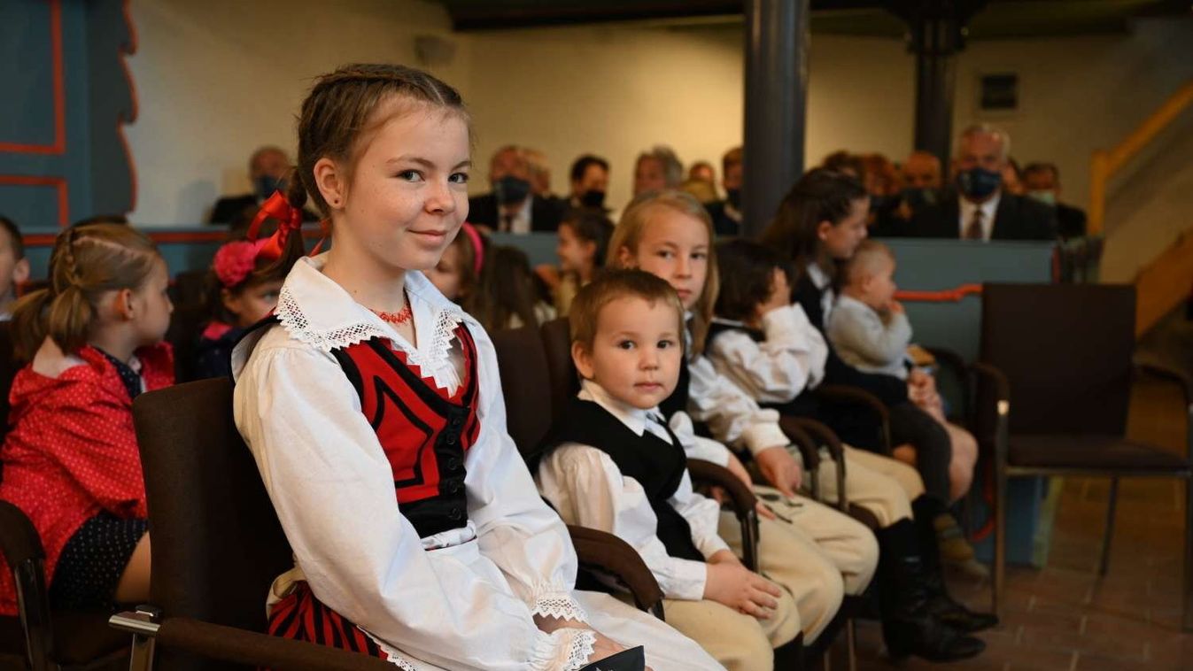 Az elmúlt száz év viselettörténetéről nyílik kiállítás Hódmezővásárhelyen