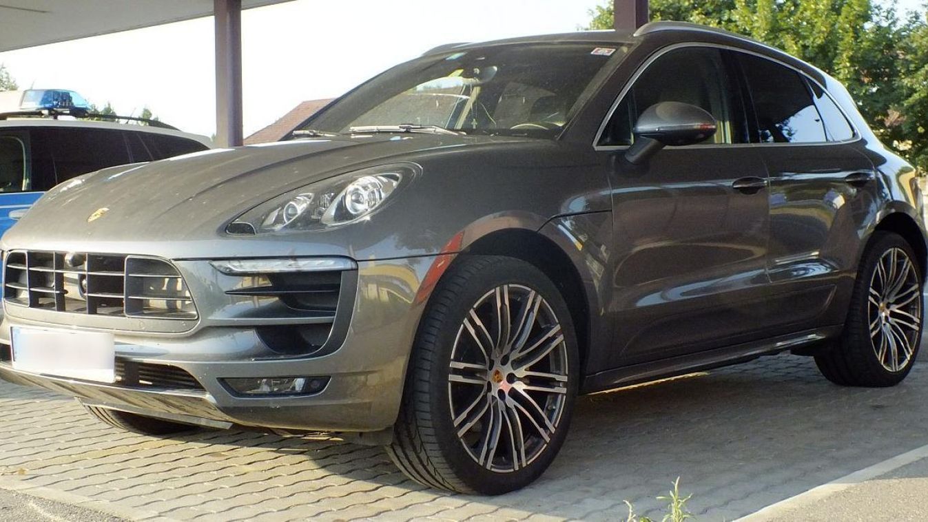 Körözött Porschét fogtak a határon