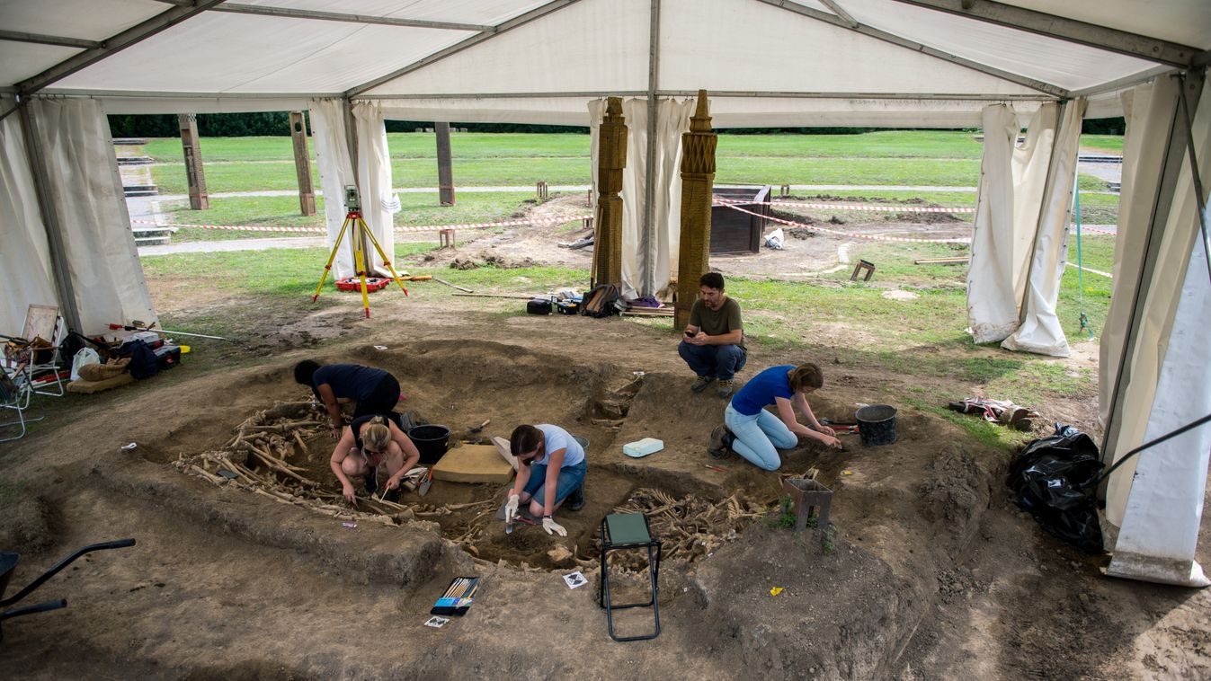 Restaurálják a Mohácsi Nemzeti Emlékhely sírkertjében található szobrokat