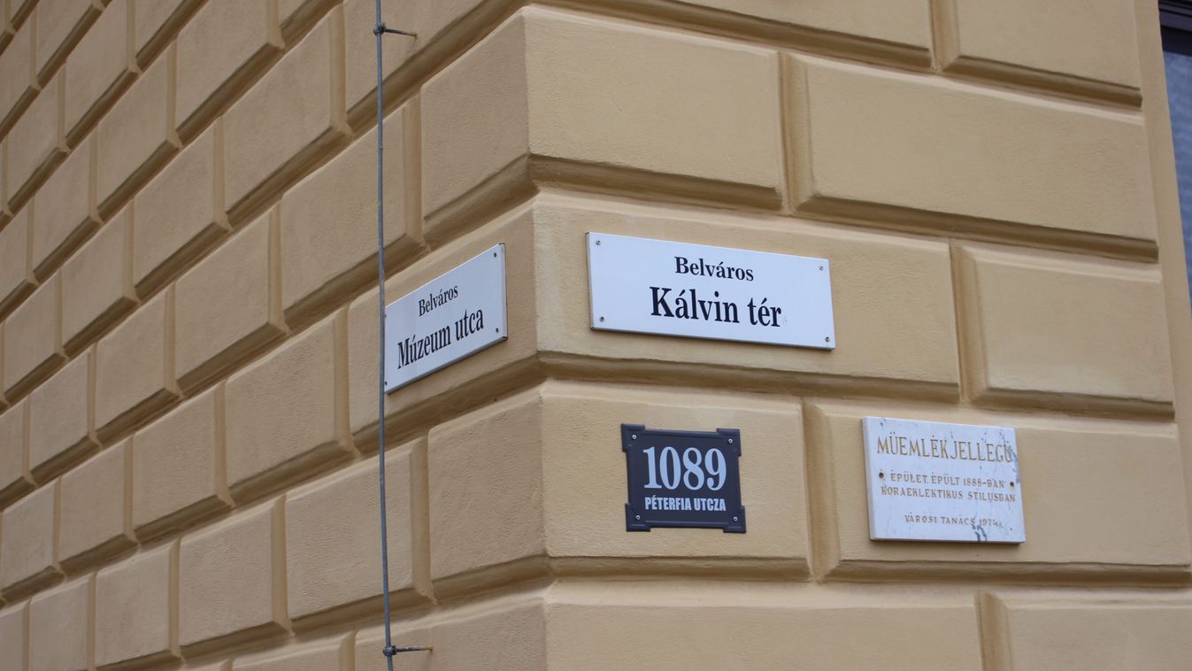Lába kelt egy muzeális értékű házszámtáblának Debrecenben