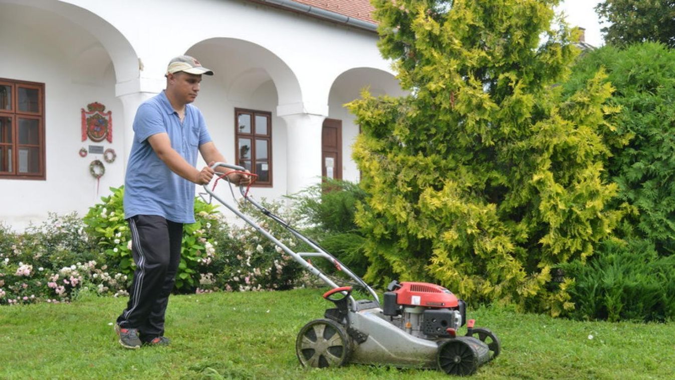 Délben tilos füvet nyírni? Álhír vagy mégsem?