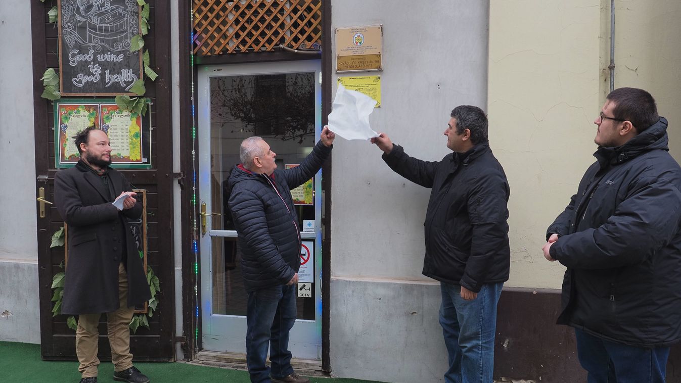 Emlékpont lett Debrecenben egy 63 éves borozó