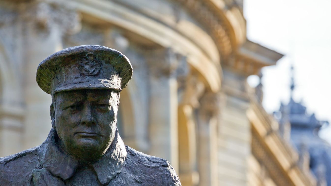 A becsült ár kétszereséért kelt el Winston Churchill bársonypapucsa
