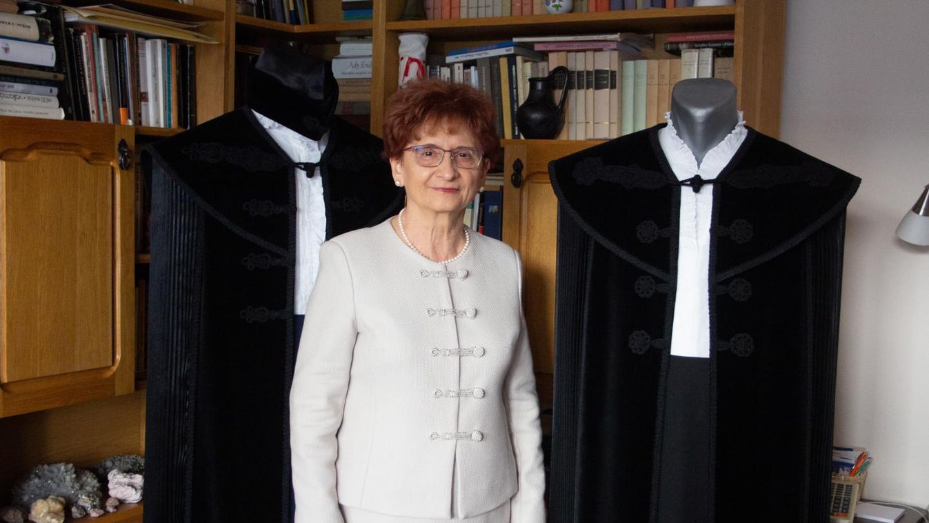 Világszerte népszerűek a debreceni népművész palástjai