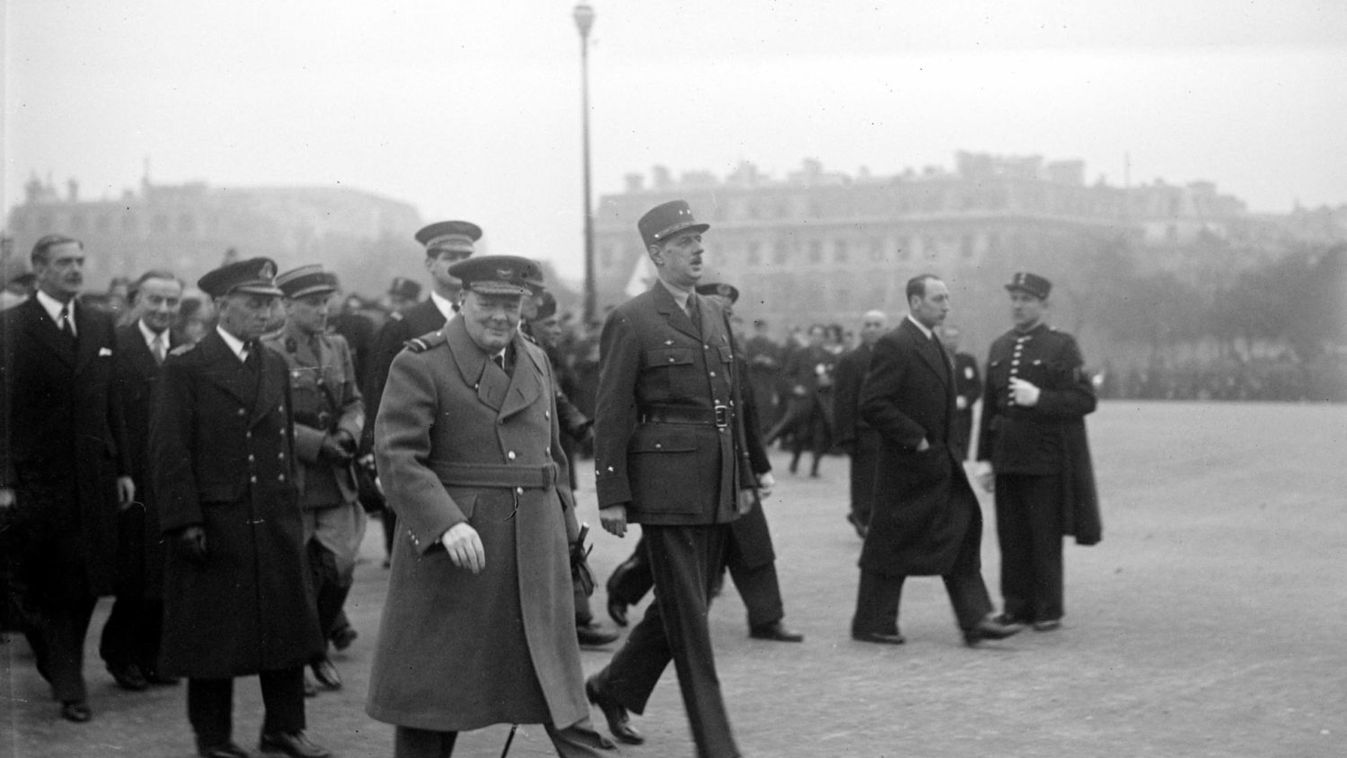 Elárverezik Winston Churchill egy pár bársonyból készült papucsát