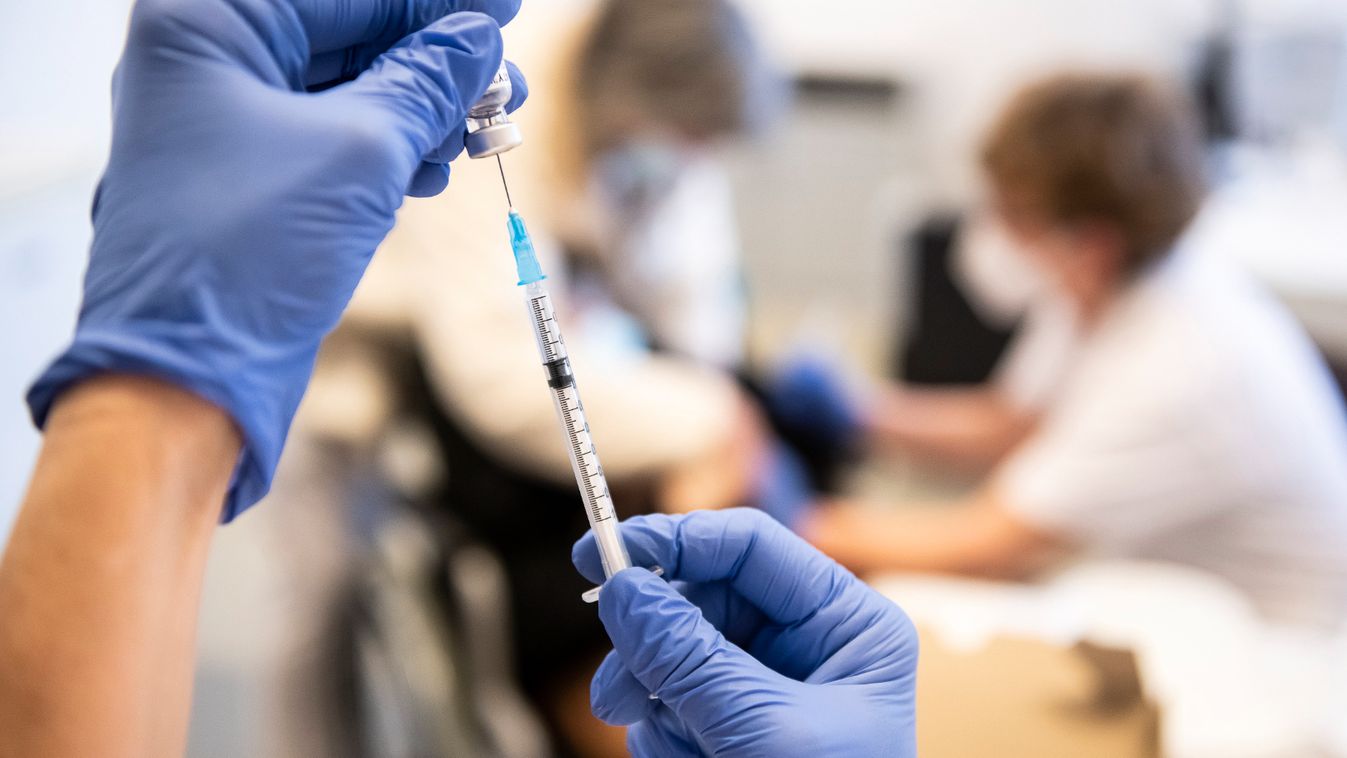 Egy 102 éves férfi is megkapta a koronavírus elleni negyedik védőoltást a pécsi klinikán