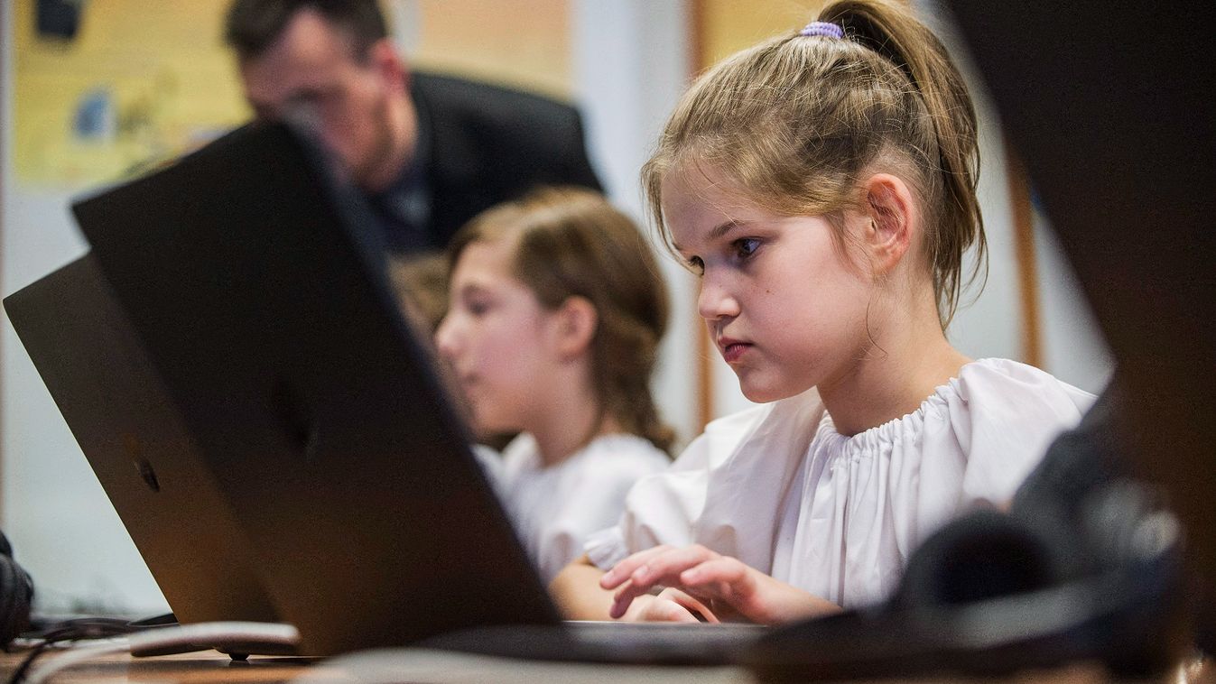 Újabb digitális eszközöket kapnak a tanulók és a pedagógusok