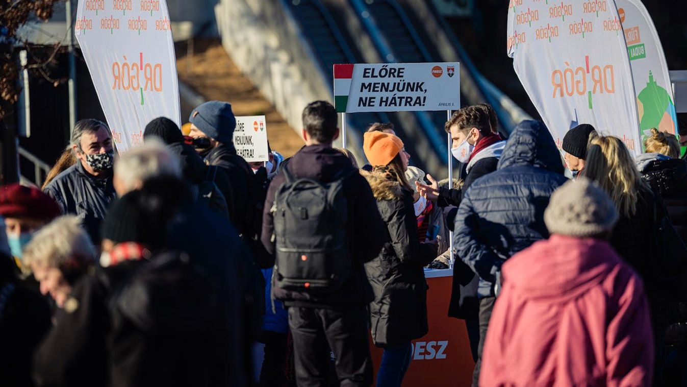 Folytatja az aláírásgyűjtést a választókerületekben a Fidesz