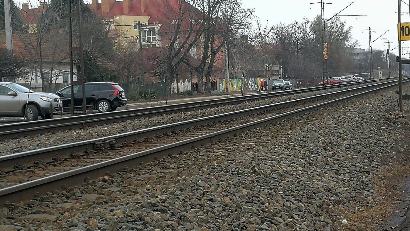 Sínekre feküdt egy ember Debrecenben, majd elugrott a vonat elől – videó