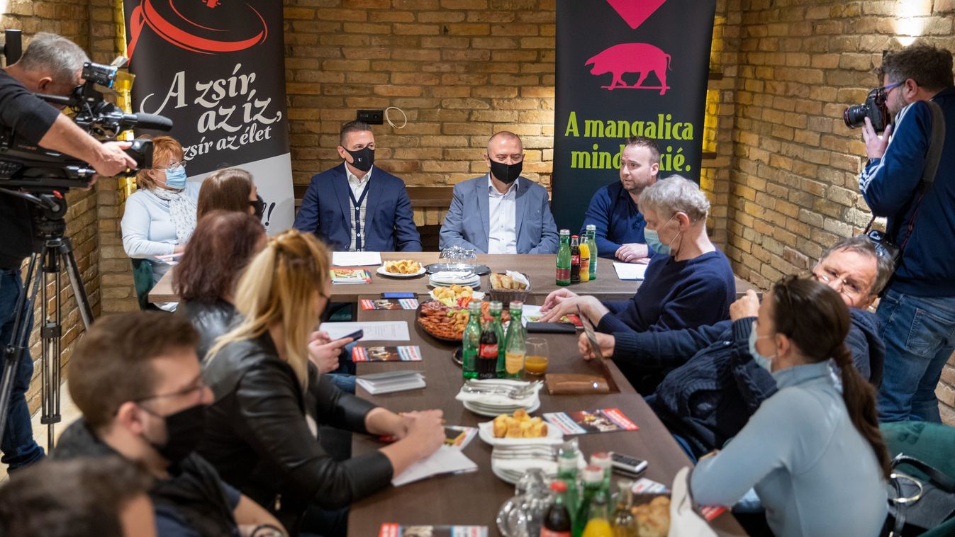 A mangalicák legjavát kóstolhatjuk végig a Kossuth téren