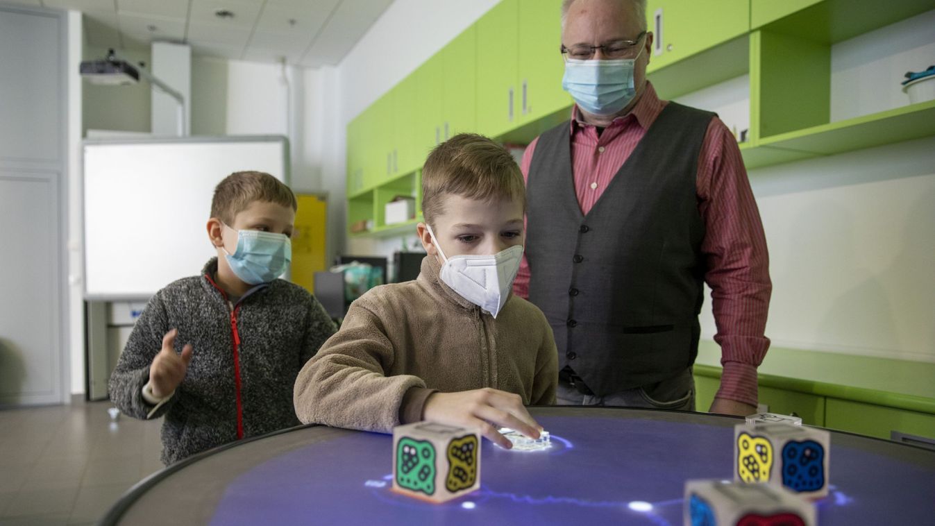 Interaktív bemutatók és beszélő robotok az Agóra nagy napján