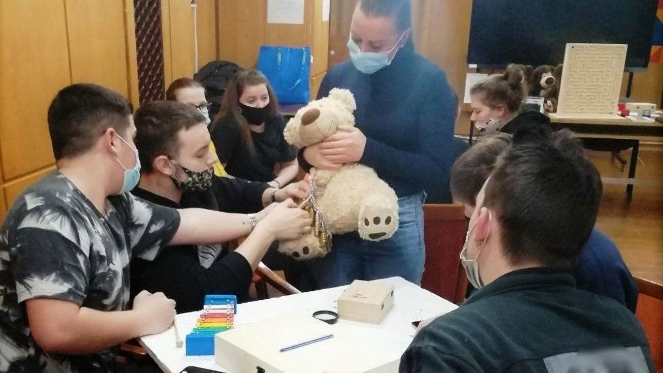 Kamaszok mentették meg a plüssmackót