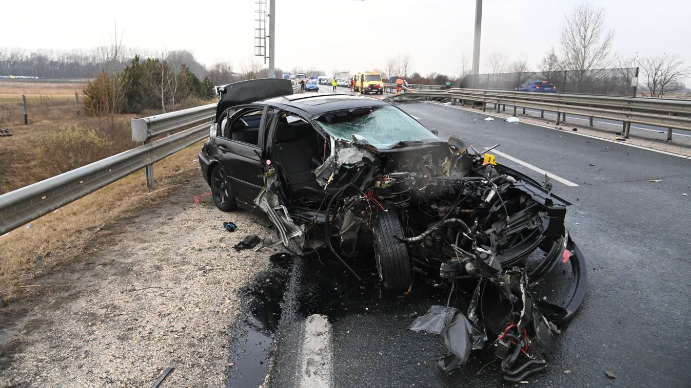 Borzalmas baleset történt Vecsésnél, öt ember megsérült