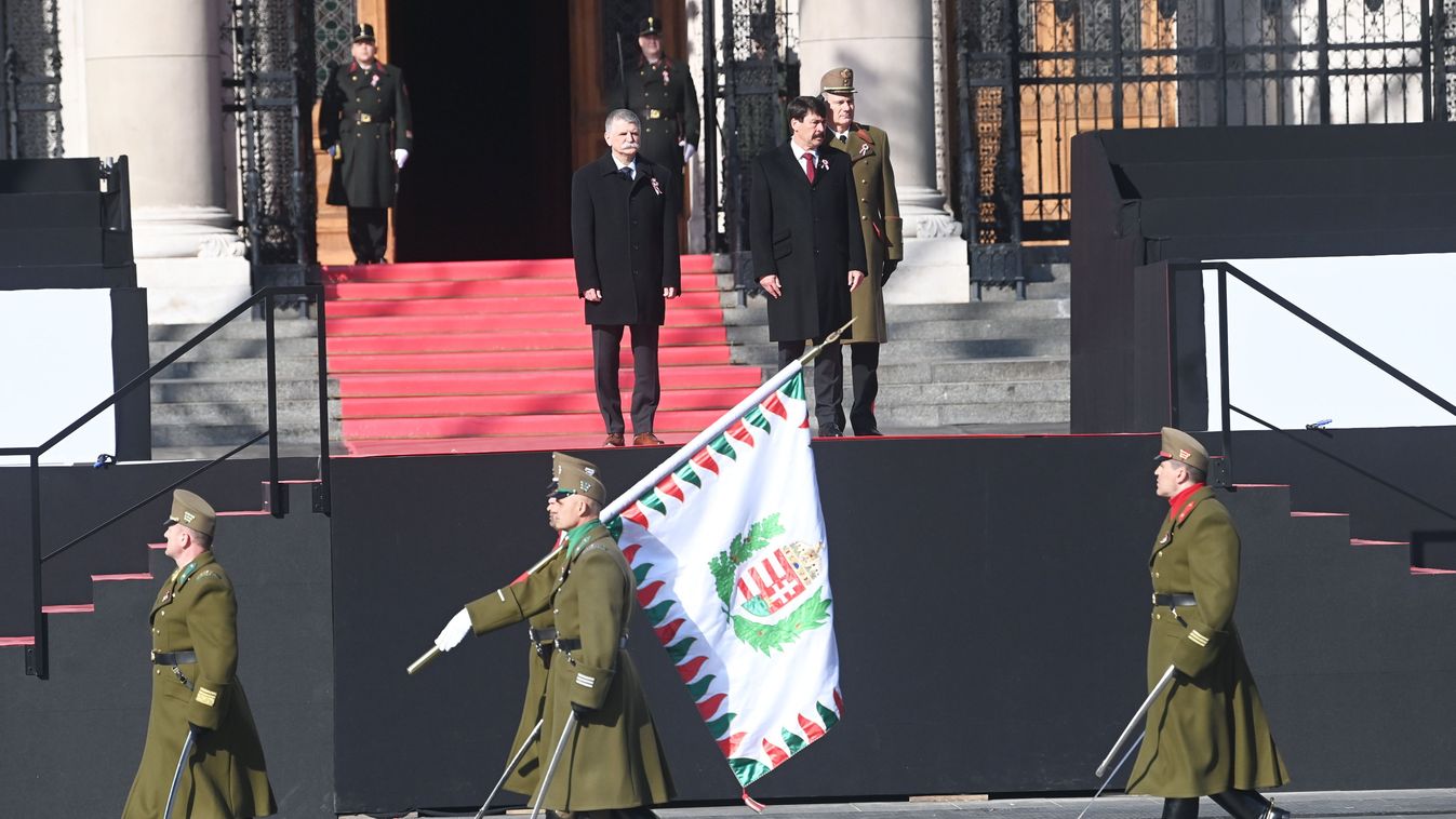 Felvonták a nemzeti lobogót az Országház előtt
