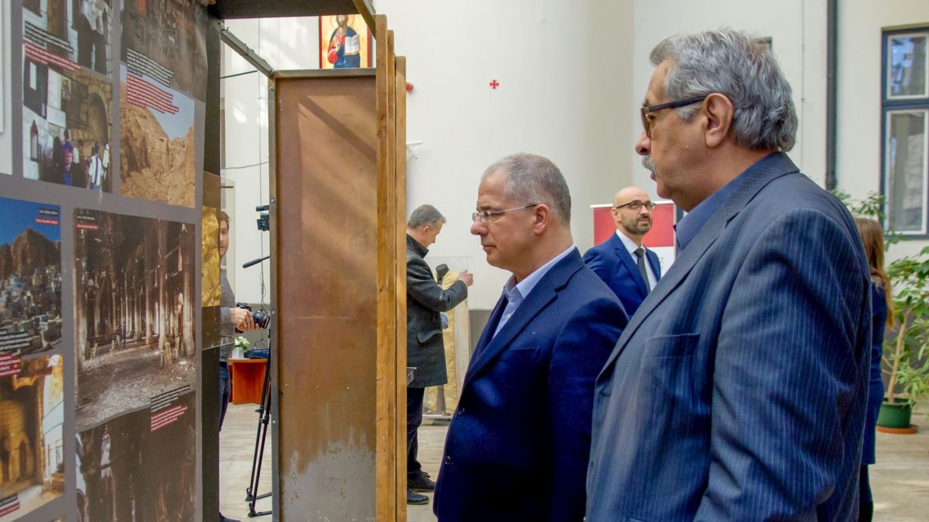 Az üldözött kereszténységről mesélnek a Debrecenbe érkezett tárlat darabjai