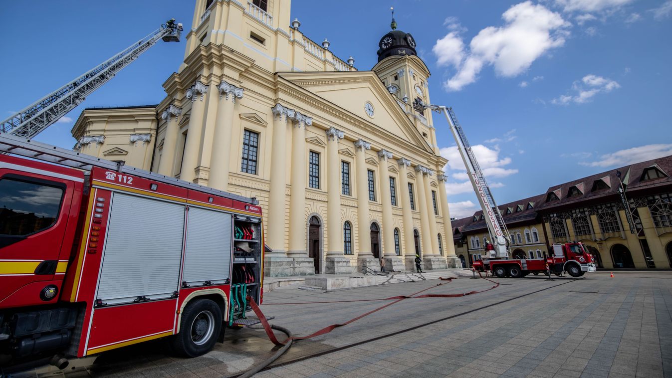 Tűzoltók lepték el a Kossuth teret