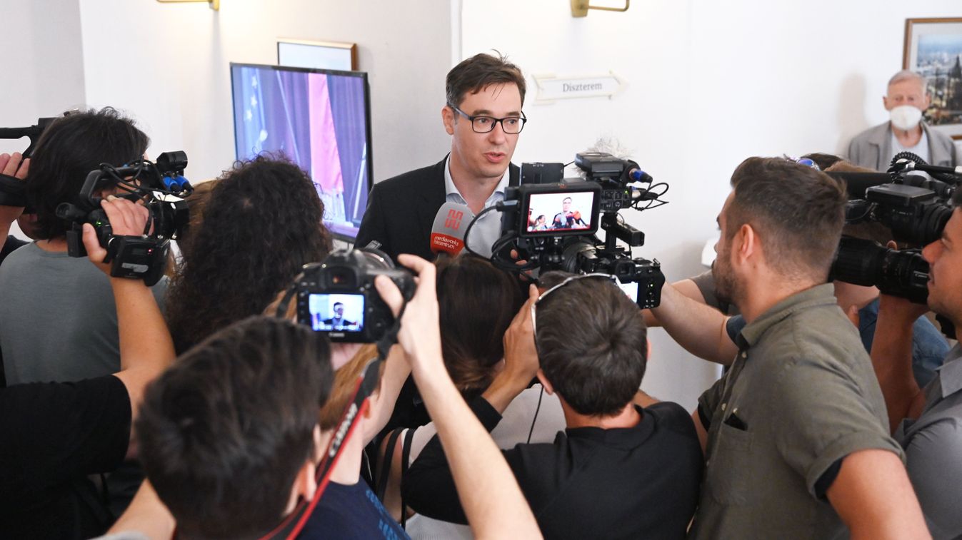 Egymásnak esett a DK és a Momentum (videó)