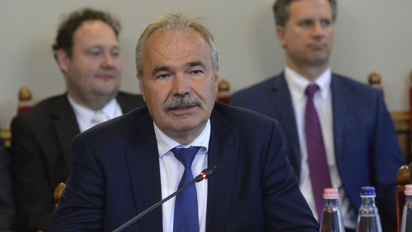 Nagy István: szárazföldi folyosón kell kiszabadítani a gabonát Ukrajnából